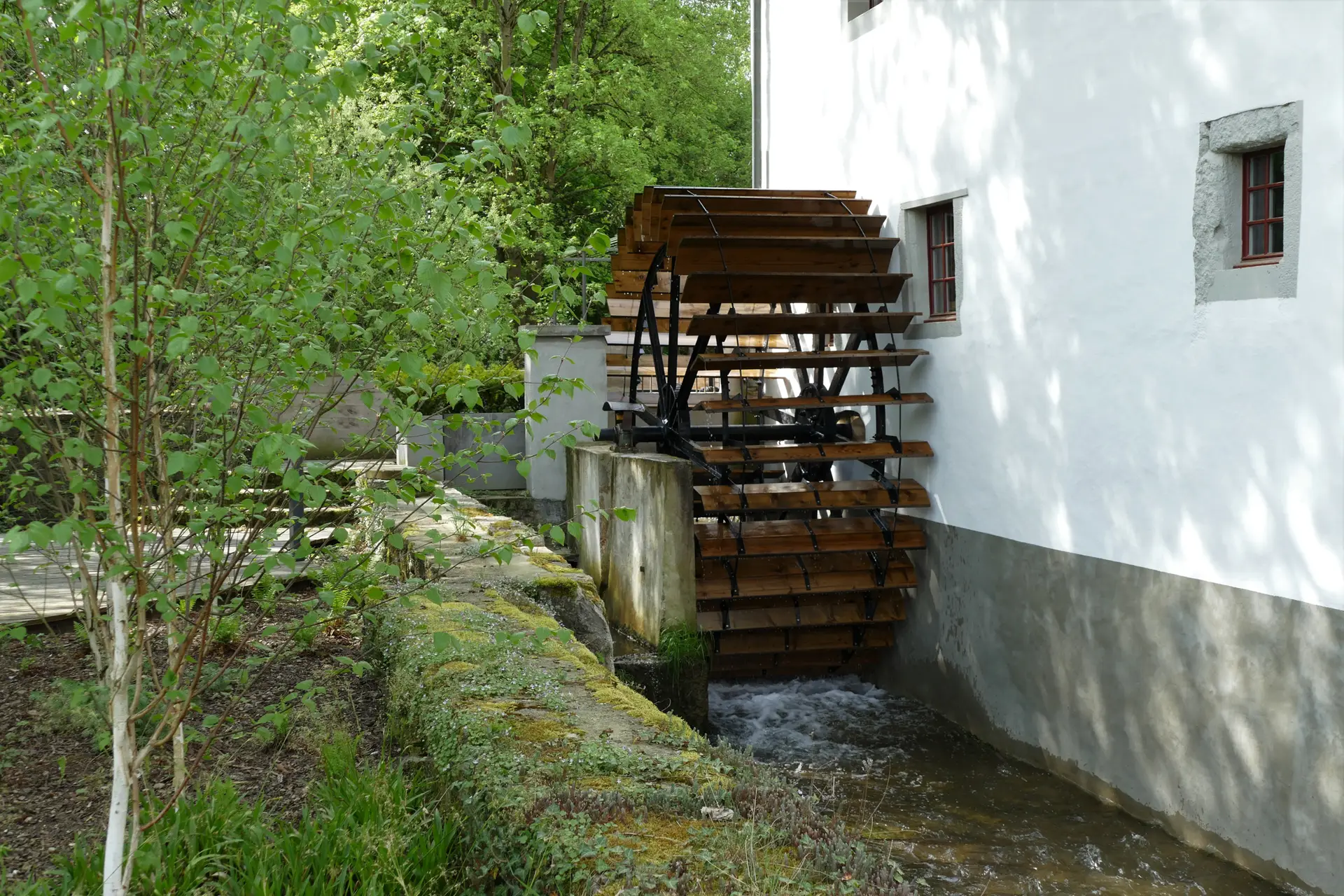 Das Mühlrad am Wasser beim Mühlerama Seon