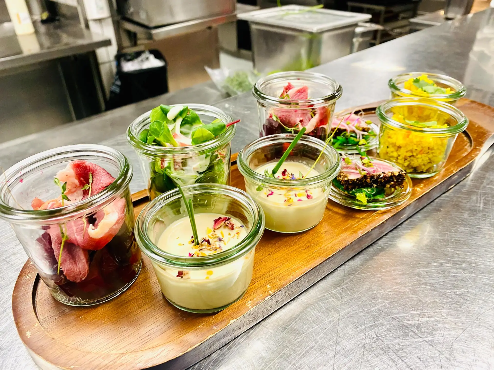 Angerichtete Desserts auf einem Servierbrett, Plus Catering CH