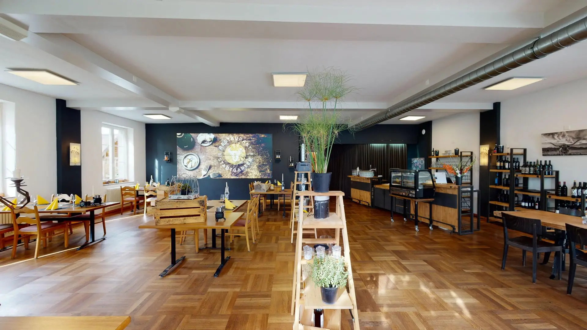 Gedeckter Restaurantsaal im Stadtgarten Wangen an der Aare