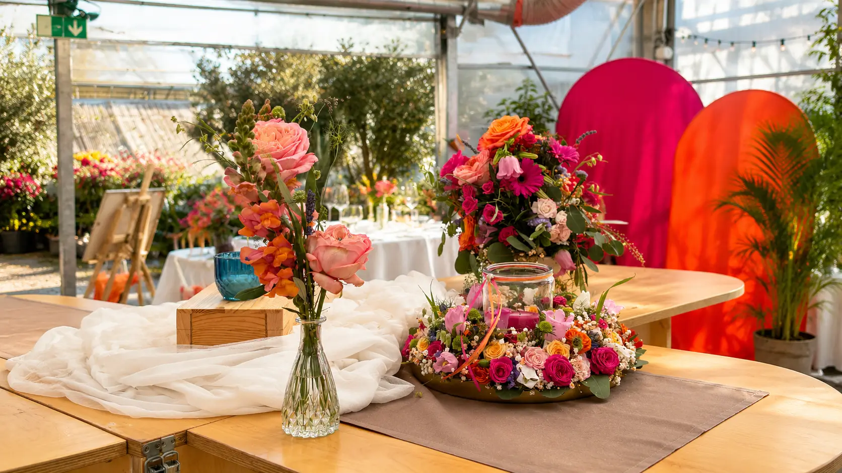 Blumenschmuck auf einem gedeckten Hochzeitstisch, Triibhuus Rothrist