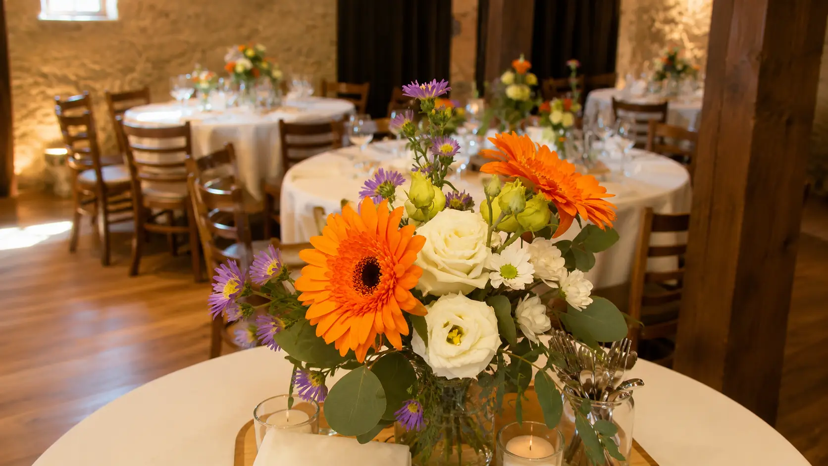 Gedeckter Tisch mit Blumendekoration im Mühlerama Seon