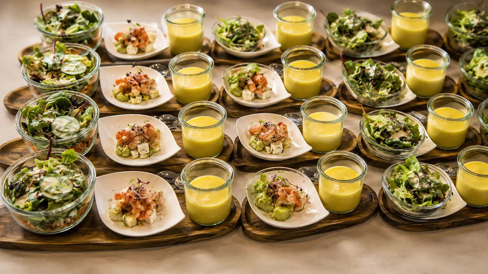 Vorbereitete Vorspeisenteller und Suppengläser von Plus Catering CH